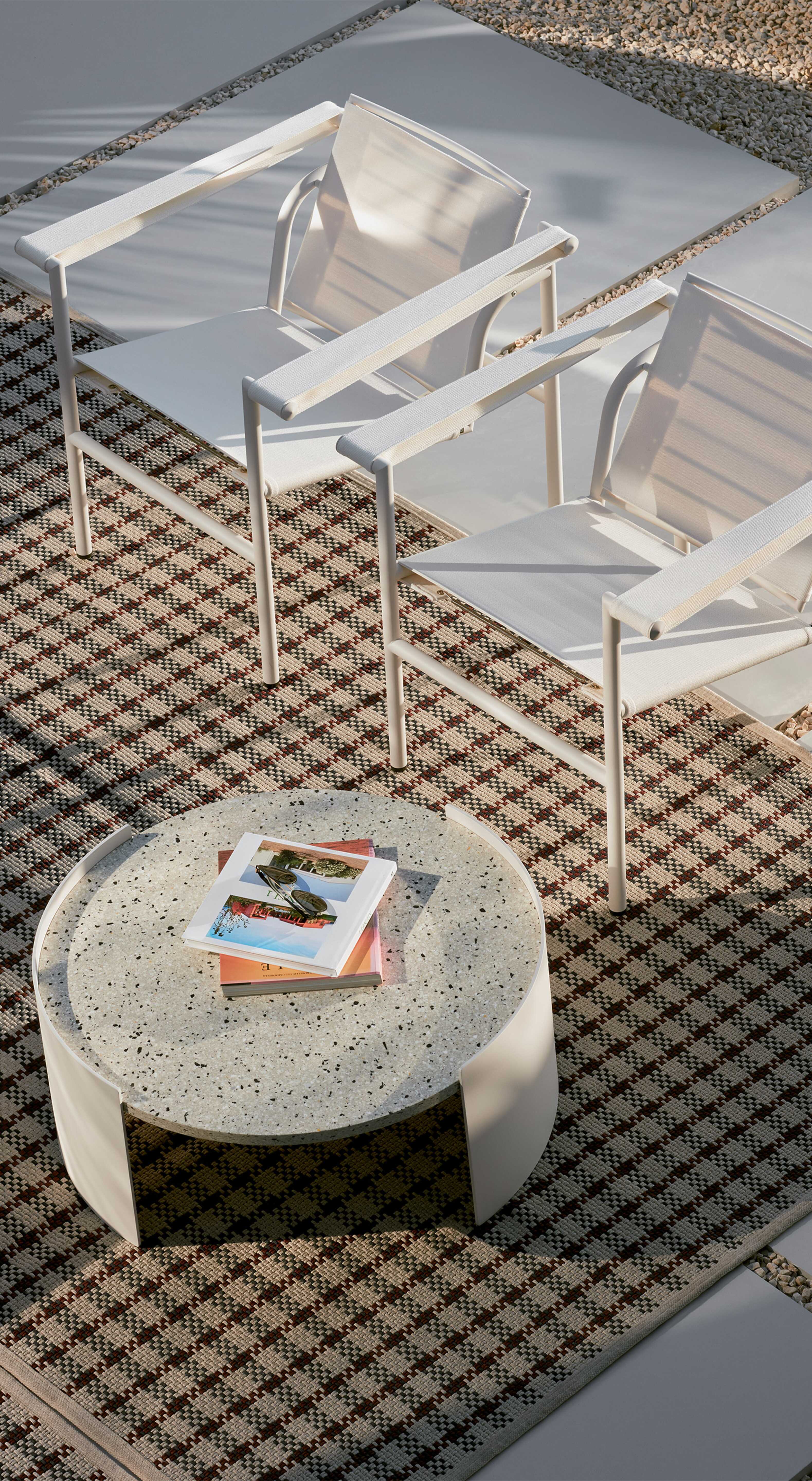 【冬バーゲン★特別送料無料！】 Outdoor Bowy side table | Cassina ダイニングテーブル