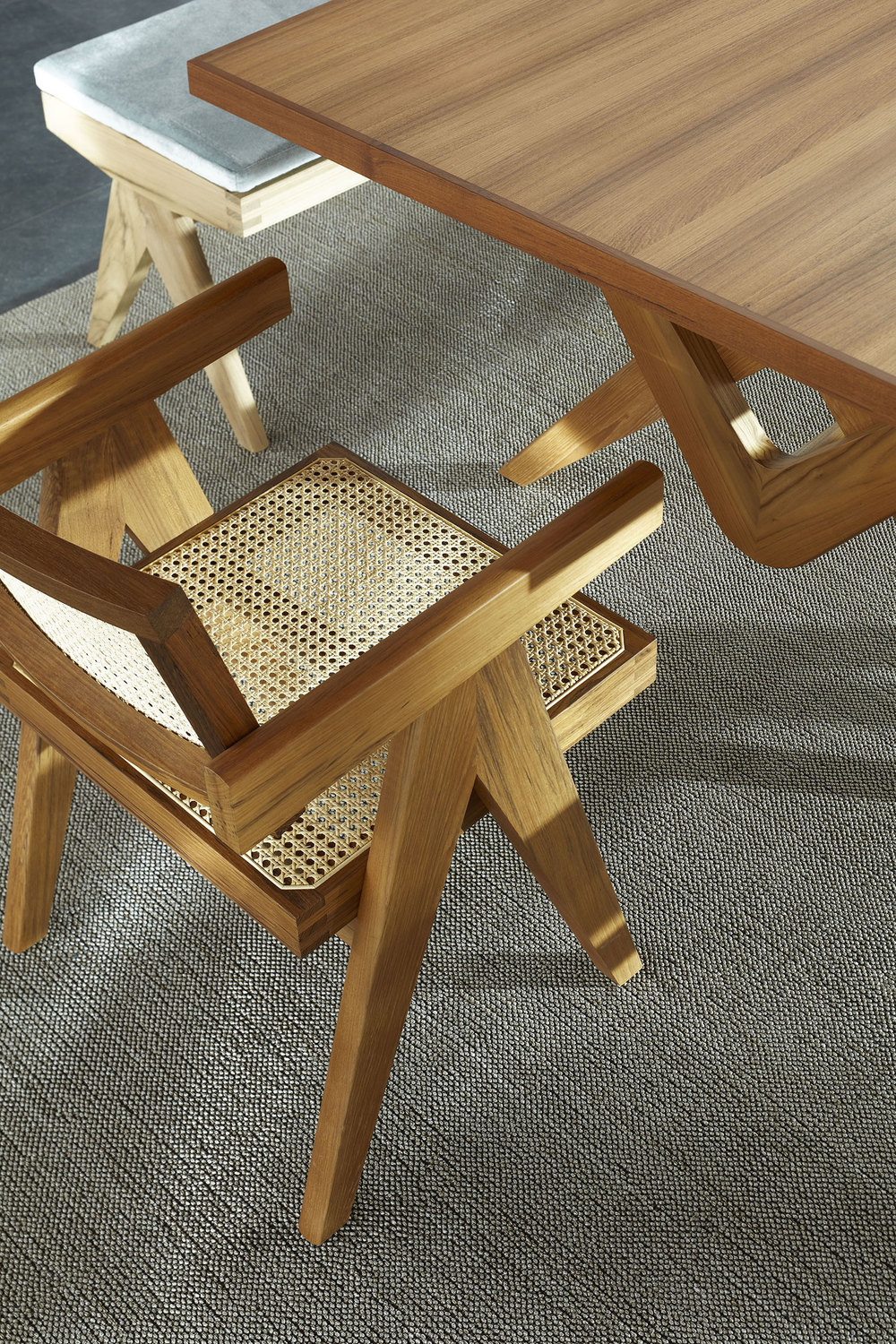 5679 ambientata tavoli catalogo dining collection 2020 056 capitol complex table depasquale maffini legno teak naturalevar sedie e poltroncine 051 capitol complex office chair legno teak naturalevar osaka 13o042 carta da zucchero 057 civil 