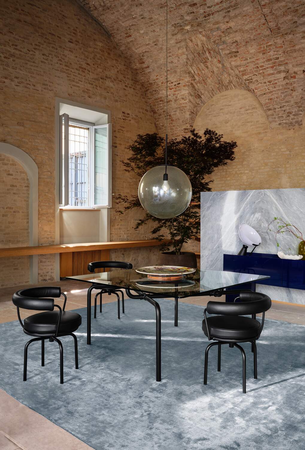 Edison Table by Vico Magistretti | Cassina