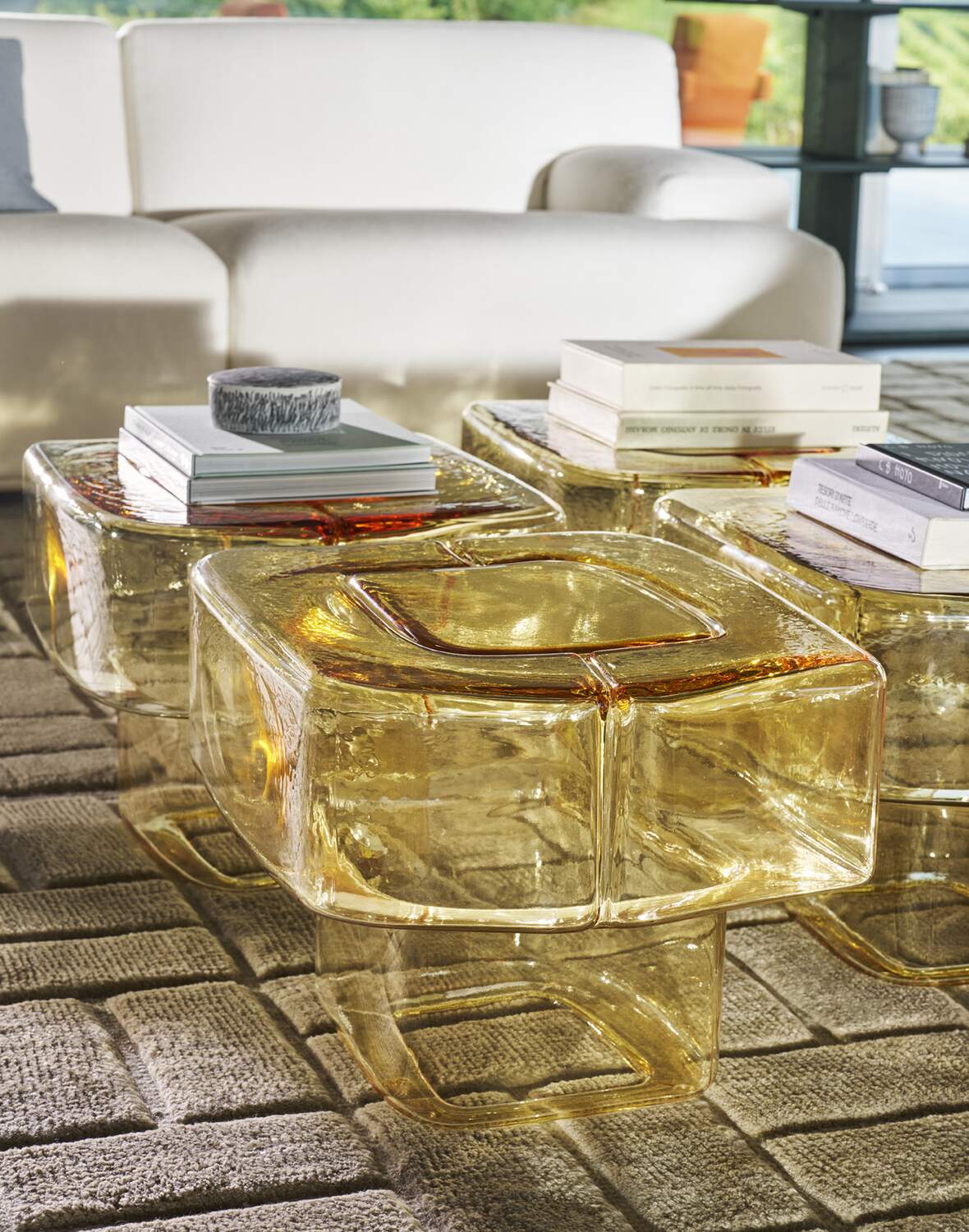 水盤 （Cassina） Fluid Joinery Side Table - Cassina | Italian Design