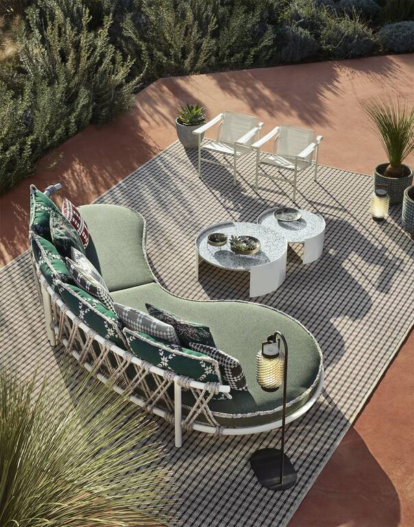 https://www.cassina.com/content/dam/ld/cassina/products/l/c/1/001-lc1-outdoor-collection/02_ambienti/05_ambienti-1-fauteuil-dossier-basculant-outdoor.jpg/jcr:content/renditions/cq5dam.thumbnail.768.768.jpg