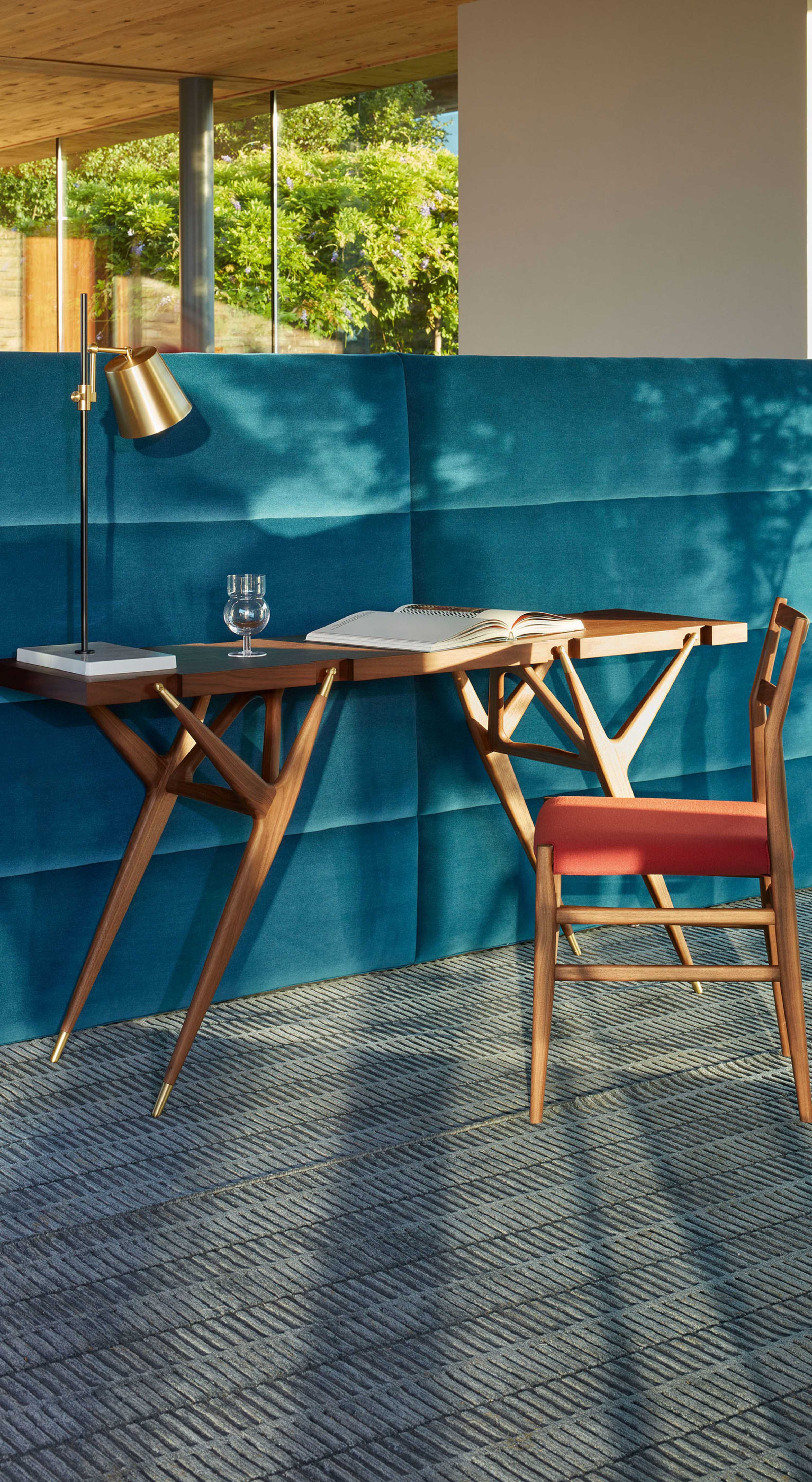 LC16 wood desk by Le Corbusier | Cassina