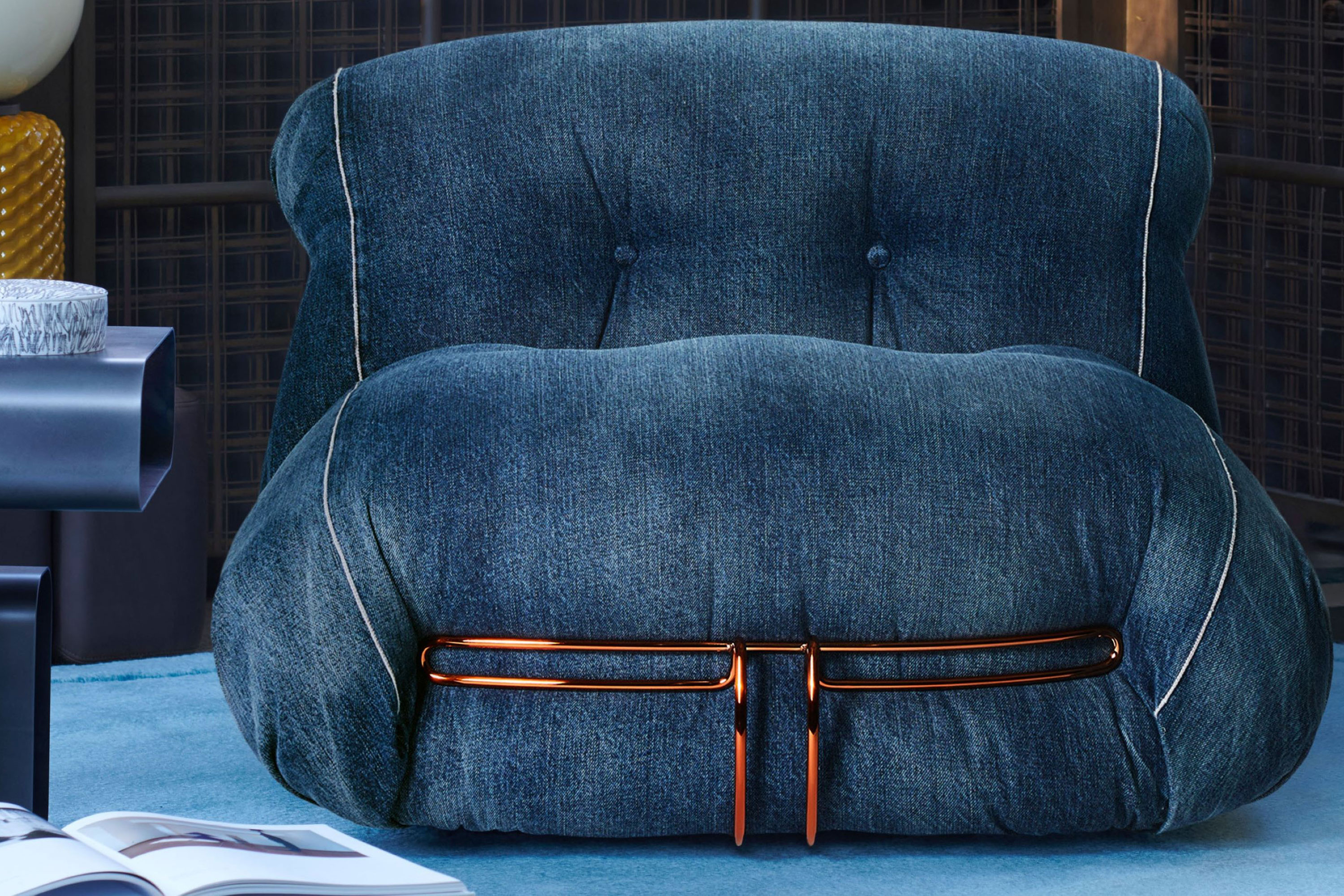 Cassina】日本製のデニムを纏ったソファを国内限定で発売 | 0LDK