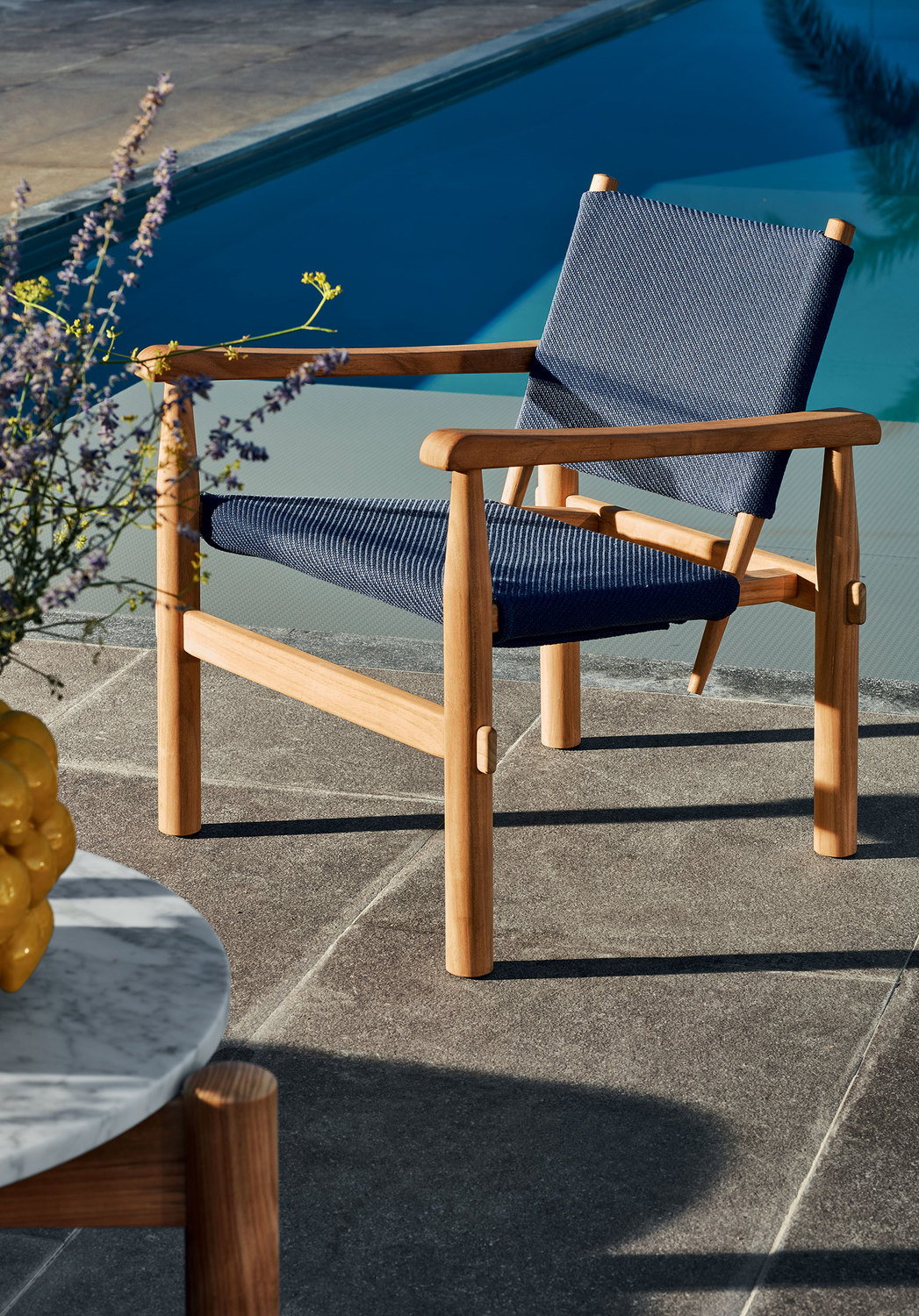 3625 ambientata outdoor catalogo outdoor collection 2020 533 doron hotel charlotte perriand depasquale maffini legno teak outdoor kemi 13l371 blu navy 535 table a plateau interchangeable legno teak massello marmo pietre carrara
