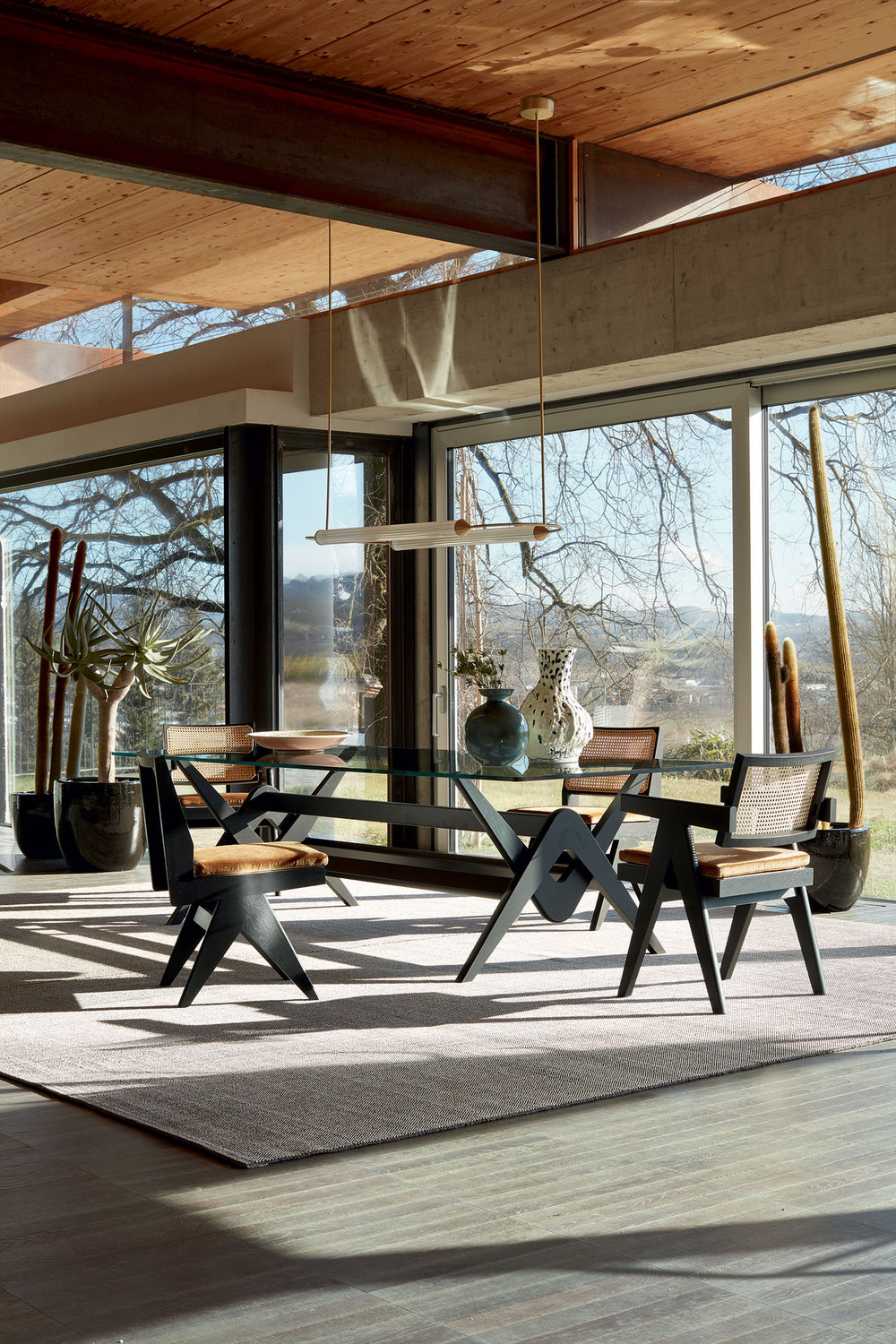 3717 ambientata tavoli catalogo dining collection 2019 the cassina perspective brochure 056 capitol complex table depasquale maffini legno rovere tinto nero vetro float sedie e poltroncine 055 capitol complex chair 051 capitol complex offic