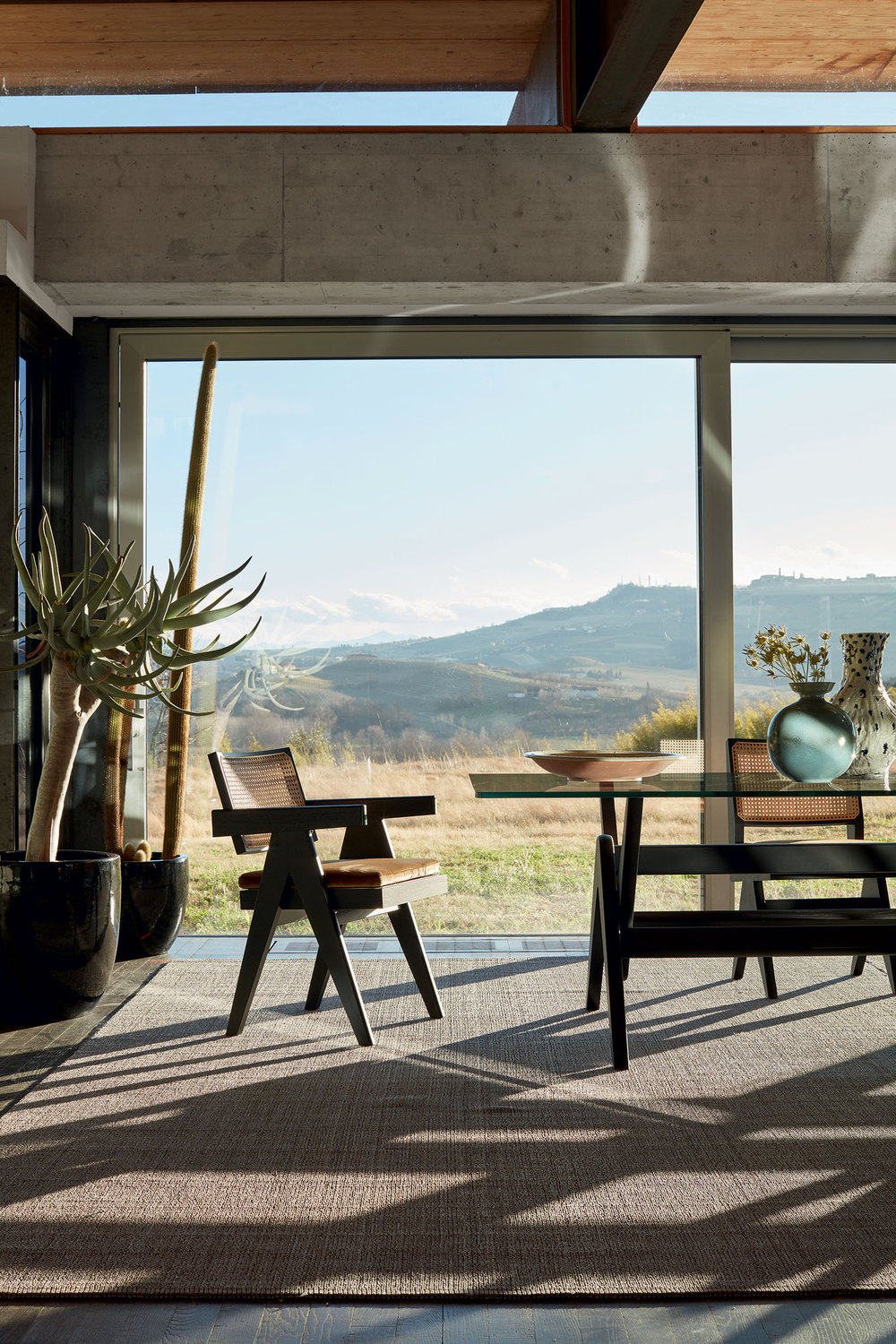 3720 ambientata tavoli catalogo dining collection 2019 056 capitol complex table depasquale maffini legno rovere tinto nero vetro float sedie e poltroncine 051 capitol complex office chair legno rovere tinto nero osaka 13o036 cannella 084 p